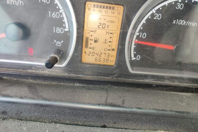 Used Dongfeng Yufeng 2018 2.5T Logistics Vehicle A100 Long Wheelbase High Roof 5-9 Seater China V Emission Standard ZD25 Odometer Close Up