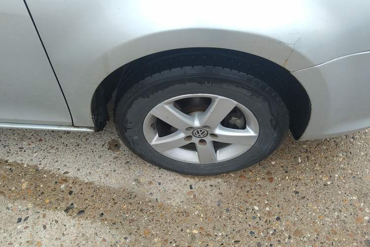 Used Volkswagen Bora 2012 1.6L Manual Fashion Edition Right Front Wheel Hub