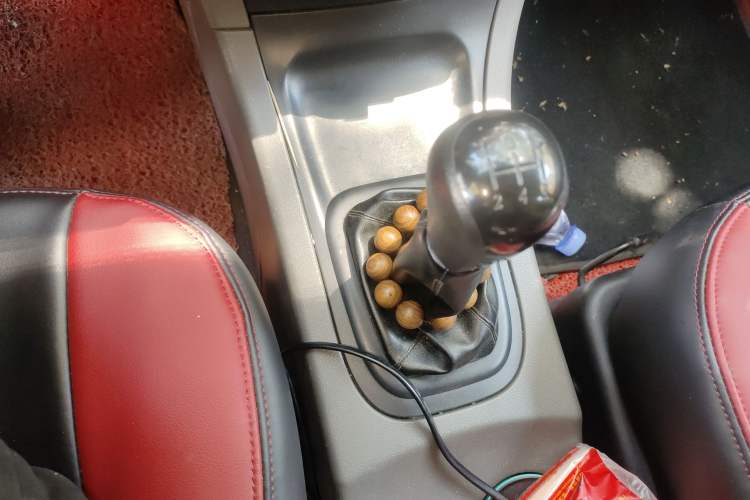 Used Dongfeng Shuaike 2013 Revised Version 1.5L Manual Comfort Trim 7 Seats China IV Standard Gear Lever