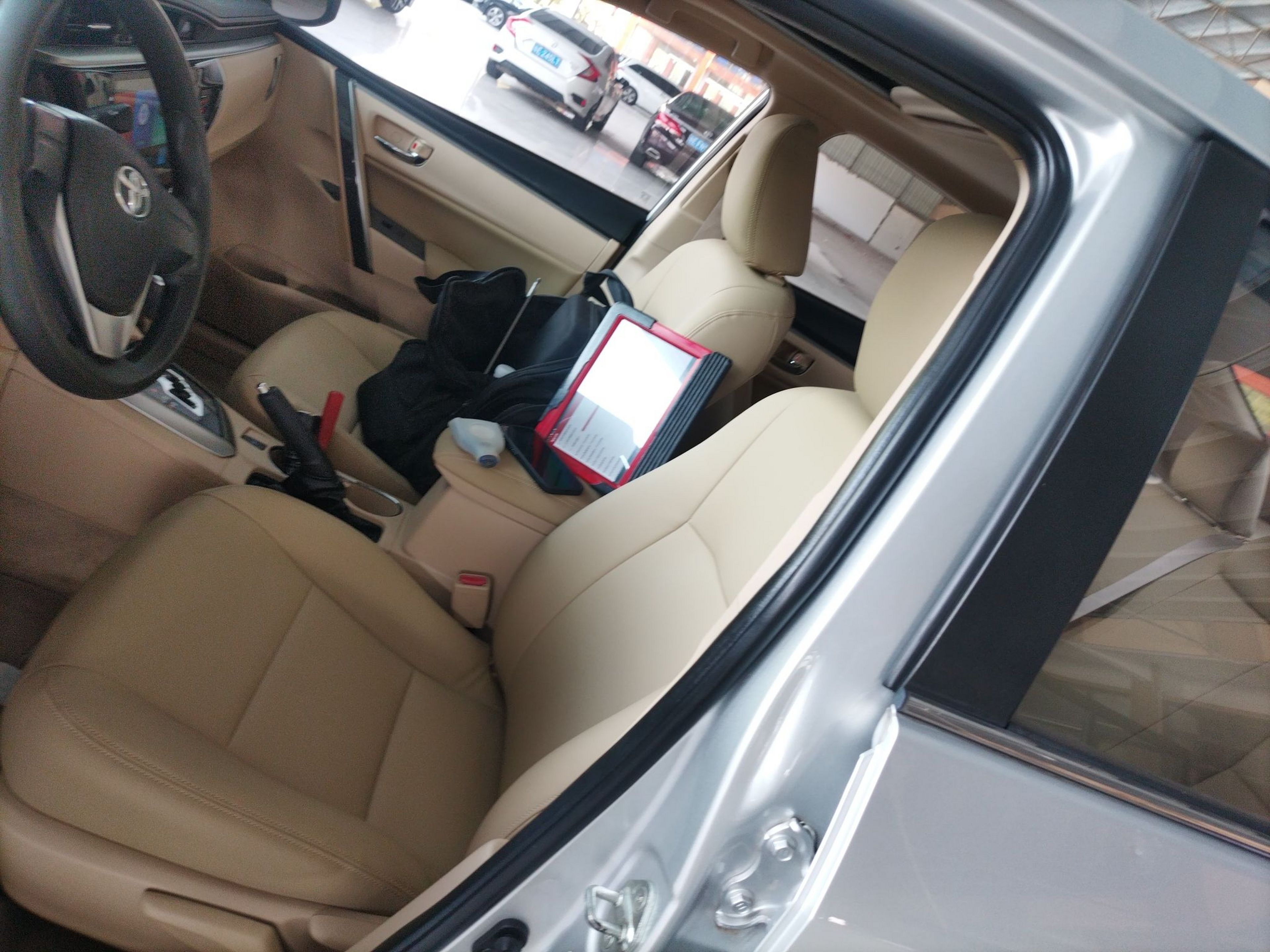 المقاعد الأمامية داخل السيارة