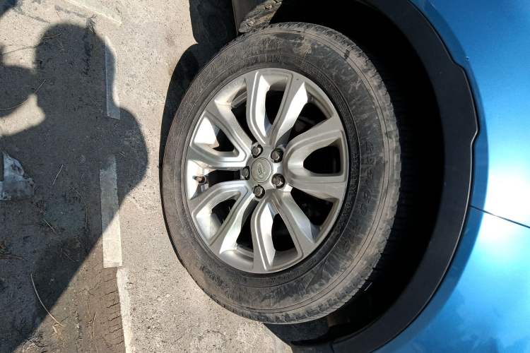 Used Land Rover Range Evoque 2015 2.0T Five-Door Fashion Edition Right Front Wheel Hub