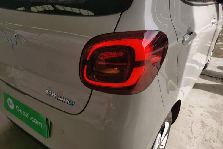 Used Wuling Hongguang MINIEV 2025 Four-Door Version Advanced Edition Right Rear Taillight