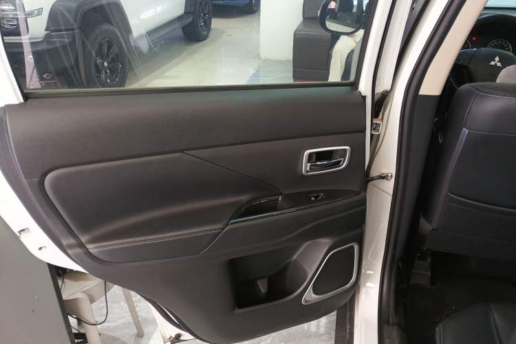 Used Mitsubishi Outlander 2017 2.0L Two-Wheel Drive Glory Edition 5 Seats