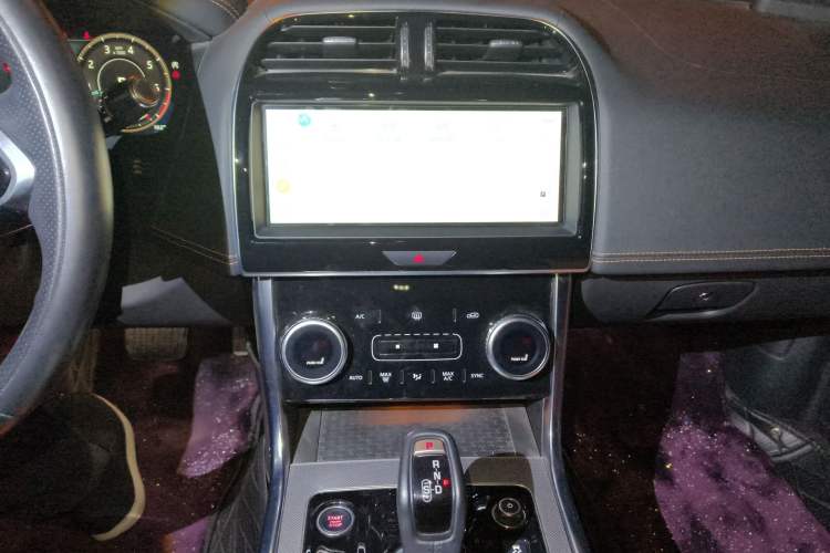 Used Jaguar XEL 2022 2.0T 250 PS R-DYNAMIC S Advanced Sport Edition Audio And AC Panel