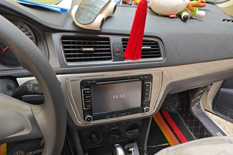 Used Volkswagen Lavida 2015 1.6L Automatic Fashion Edition Audio And AC Panel