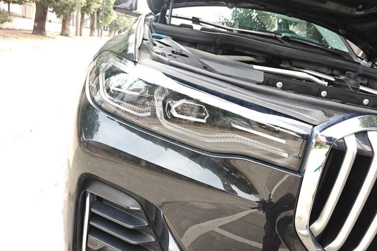 Used BMW X7 2022 xDrive40i Luxury Package with Leading Features Right Front Headlight