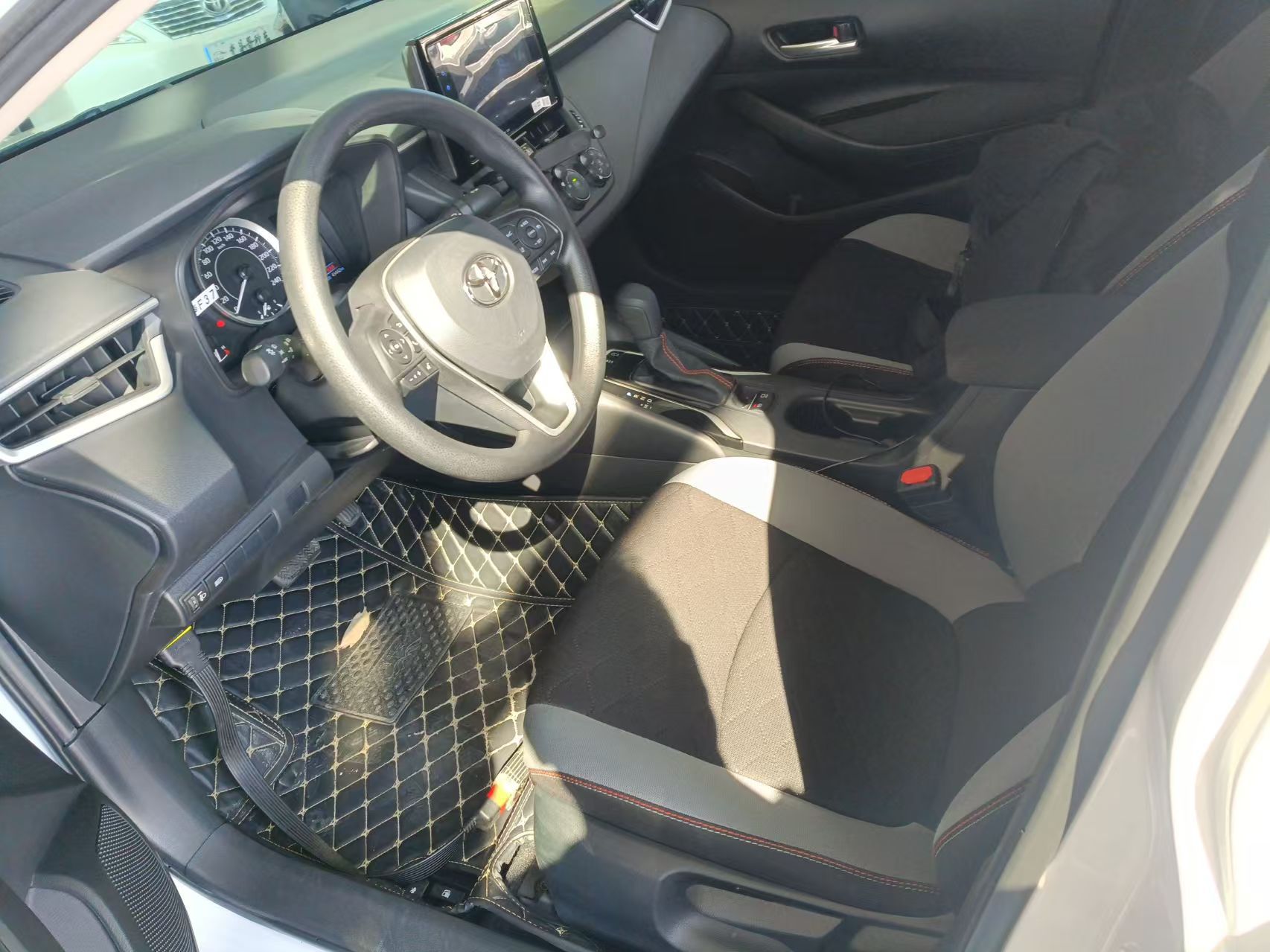 المقاعد الأمامية داخل السيارة