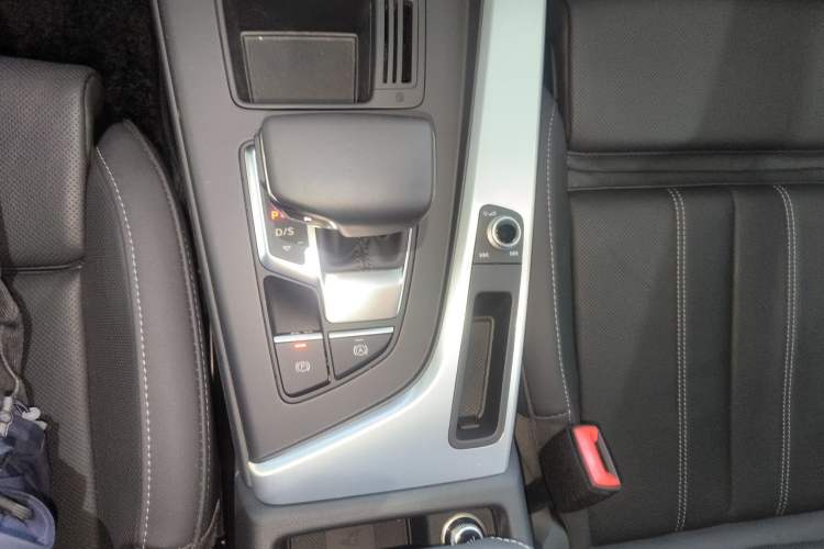 Used Audi A4L 2024 40 TFSI Fashion Dynamic Model Gear Lever