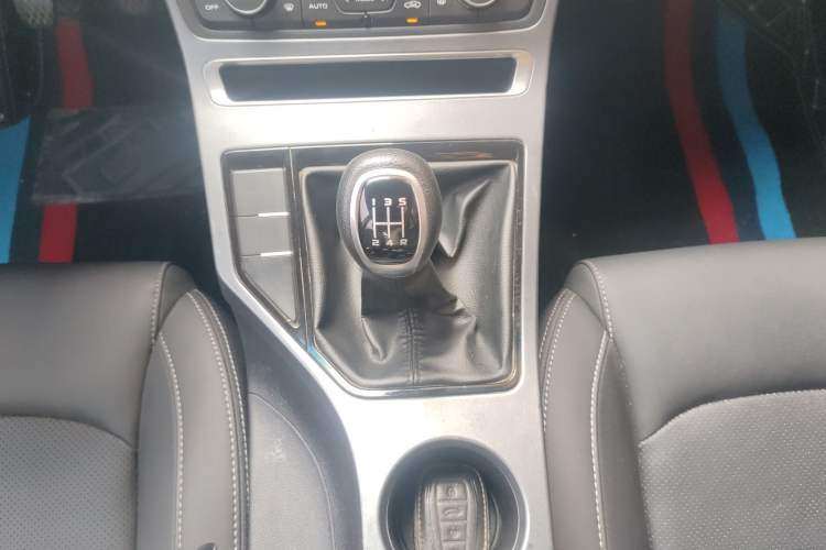 Used Geely Auto Emgrand 2019 Leading Edition 1.5L Manual Luxury Model China VI Standard Gear Lever