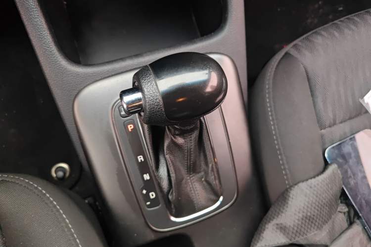 Used Kia K3 2013 1.6L Automatic GL Gear Lever