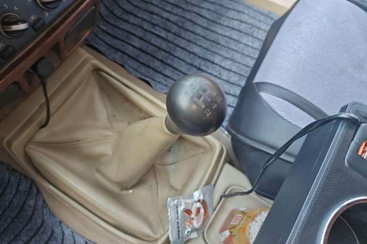 Used Nissan ZN Van 2013 2.4L Two-Wheel Drive Standard Model with 5 Seats
