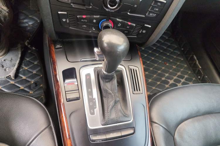 Used Audi A4L 2012 2.0 TFSI automatic Comfort trim level Gear Lever