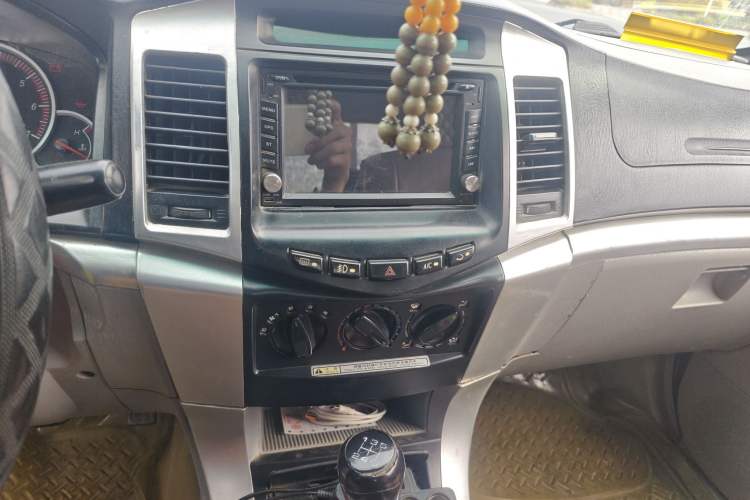 Used GAC Gonow Caiyun 100 2009 2.2T Laidong Diesel Economical Short Cargo Box Audio And AC Panel