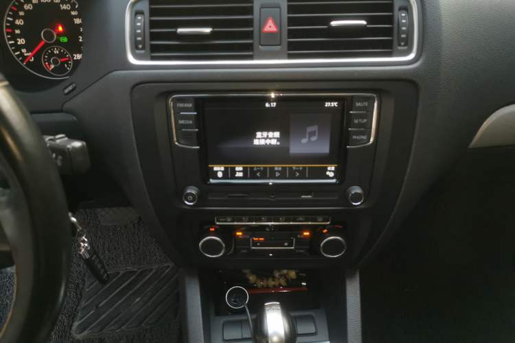 Used Volkswagen Sagitar 2014 Revised Version 1.4TSI Automatic Luxury Edition Audio And AC Panel