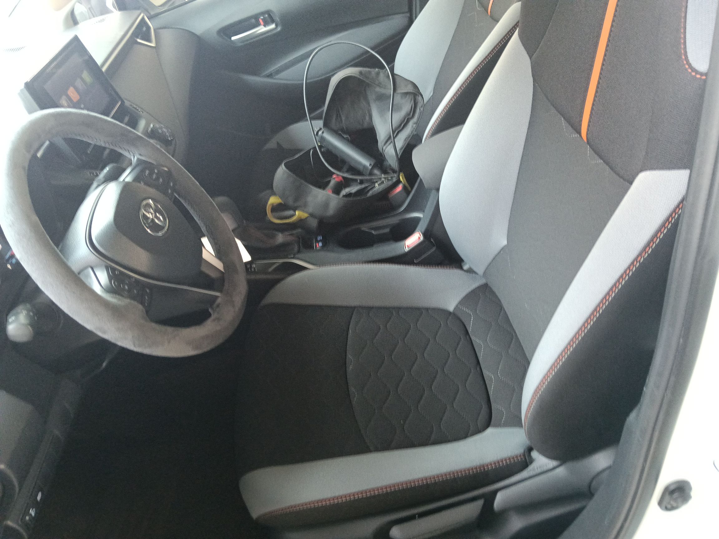 Переднее сиденье в автомобиле