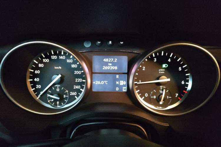 Used Mercedes-Benz R-Class 2014 R 320 4MATIC Luxury Model Odometer Close Up