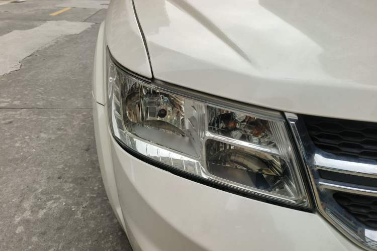 Used Dodge Journey 2013 2.4L Two-Wheel Drive Luxury Version Right Front Headlight