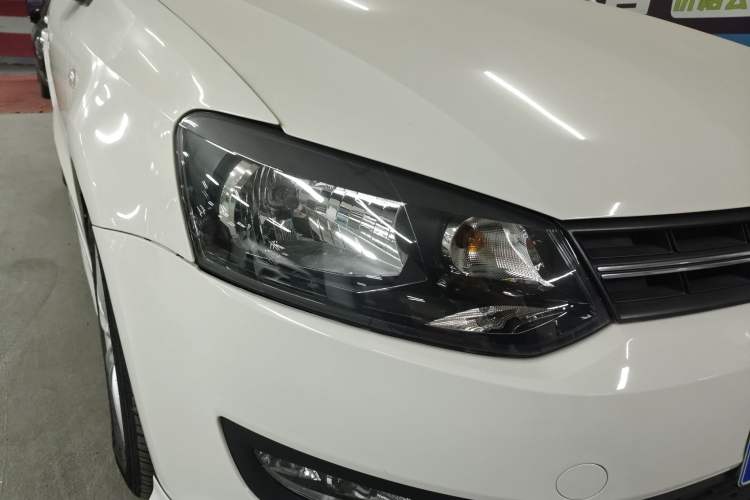 Used Volkswagen Polo 2011 1.6L Automatic ZhiShang Version Right Front Headlight