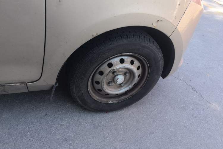 Used Wuling Rongguang V 2016 1.5L Practical Version Right Front Wheel Hub