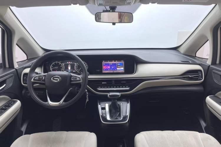Used GAC Trumpchi M6 2021 270T DCT Elite Edition (7-seater) Center Console