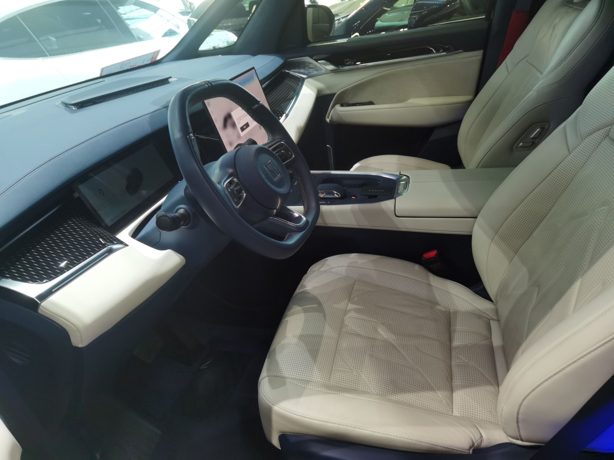 المقاعد الأمامية داخل السيارة