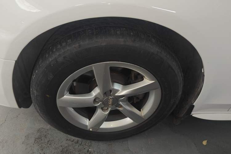 Used Audi A4L 2013 35 TFSI Automatic Comfort Model Left Front Wheel Hub