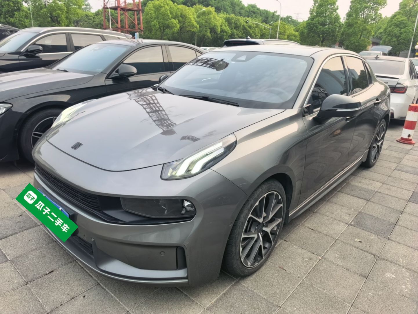 Под передней частью автомобиля