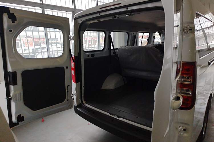 Used Wuling Yangguang 2024 300KM Comfort Version Passenger Van 75kW
