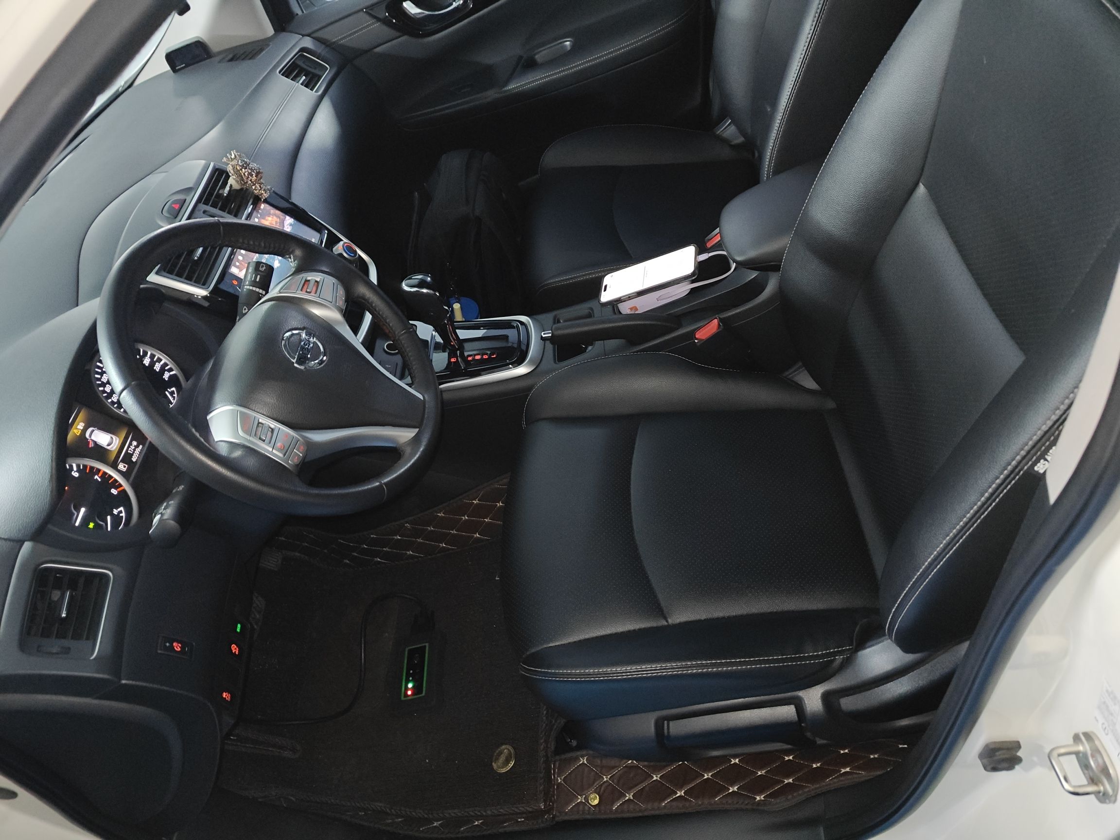 المقاعد الأمامية داخل السيارة