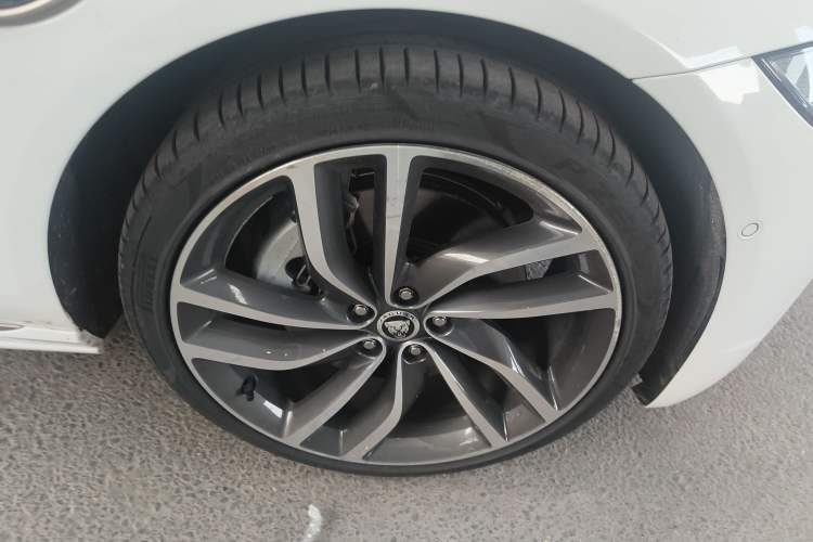 Used Jaguar XFL 2024 2.0T P300 Four-Wheel Drive Flagship Sport Gold Edition Right Front Wheel Hub