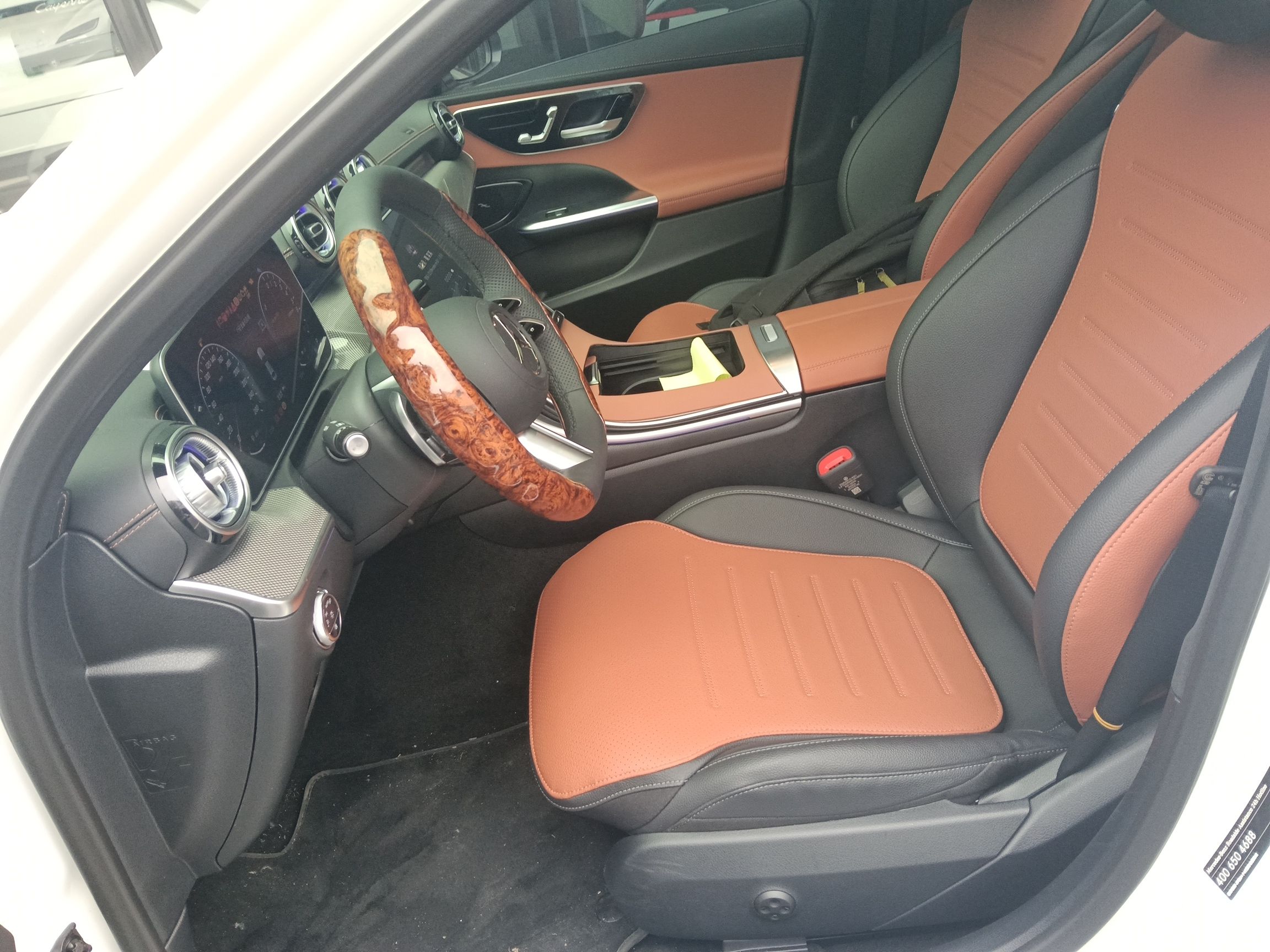 المقاعد الأمامية داخل السيارة