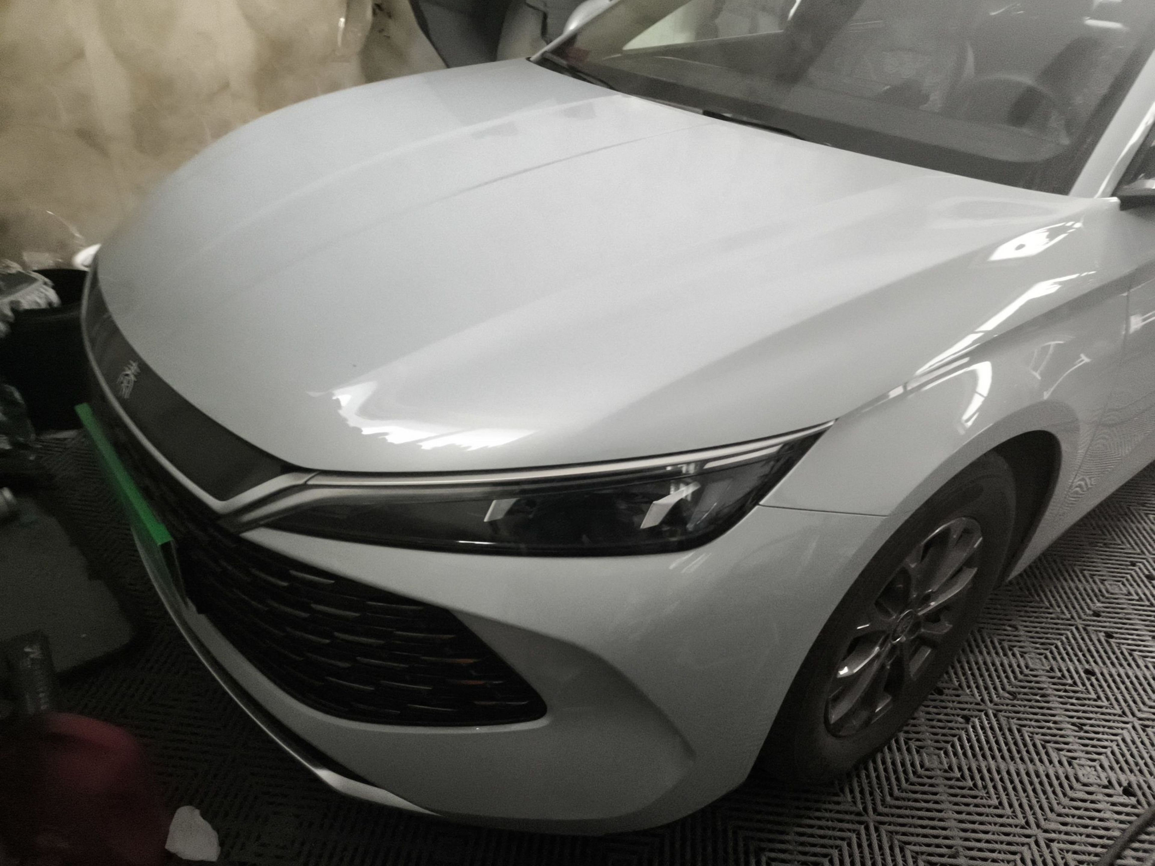 تحت مقدمة السيارة