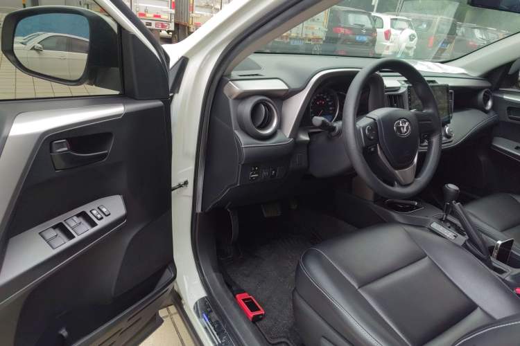 Used Toyota RAV4 2019 2.0L CVT Two-Wheel Drive Pioneer Edition China VI Standard Driver Seat