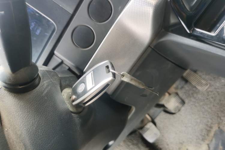 Used Dongfeng Yufeng 2023 V9+ 2.0T Manual Front-Wheel-Drive Multi-Function Mid-Roof Van with 7/8/9 Seats
