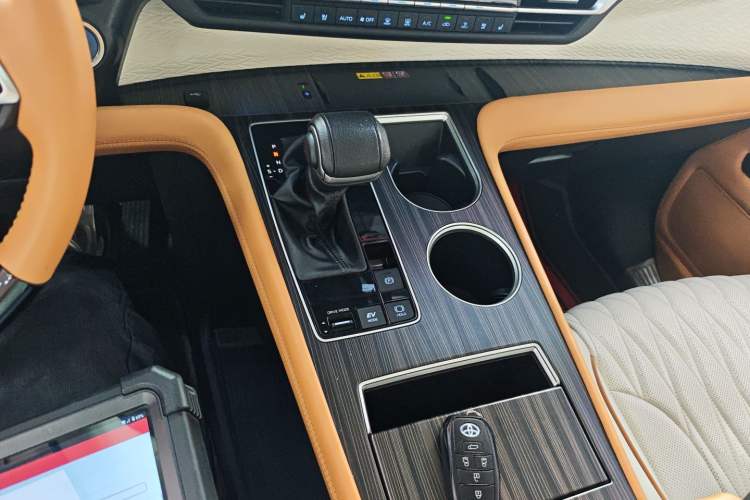 Used Toyota Granvia 2022 2.5L Hybrid Flagship Edition
