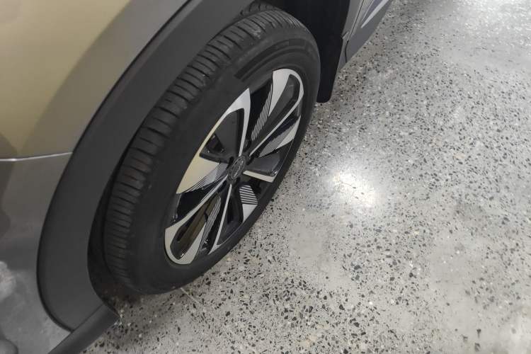 Used BYD Song PLUS New Energy 2025 DM-i 112KM Prestige Model Left Front Wheel Hub