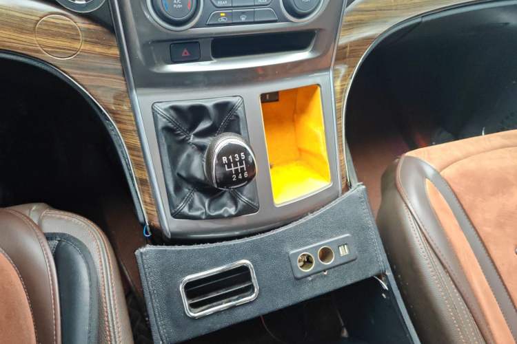 Used FORTHING Lingzhi PLUS 2021 2.0L Manual Luxury 7-Seater Gear Lever