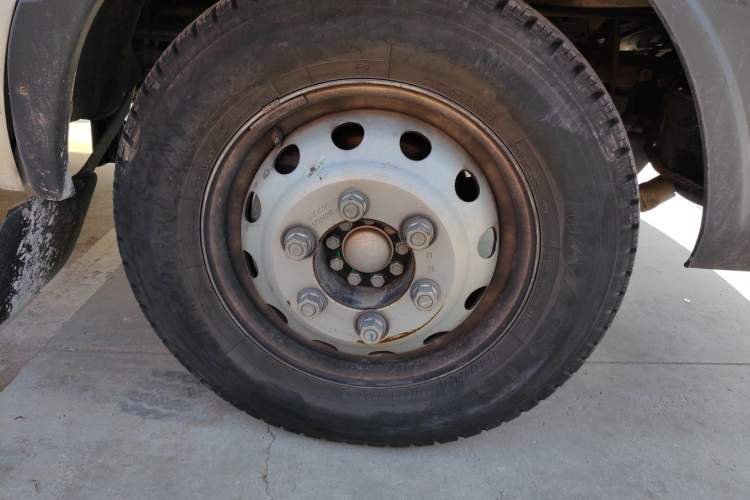 Used Iveco Daily 2022 2.5T A37 M1 Passenger Van 5-9 Seats Long Wheelbase Mid-Roof Design Dual Tires Side Sliding Doors
