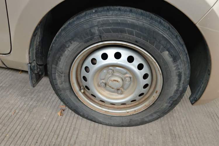 Used Wuling Rongguang V 2019 1.5L Practical Model China VI LAR Right Front Wheel Hub