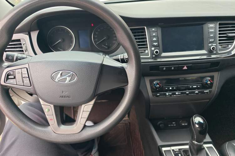 Used Hyundai Mistra 2016 1.8L Automatic Smart GLS Center Console