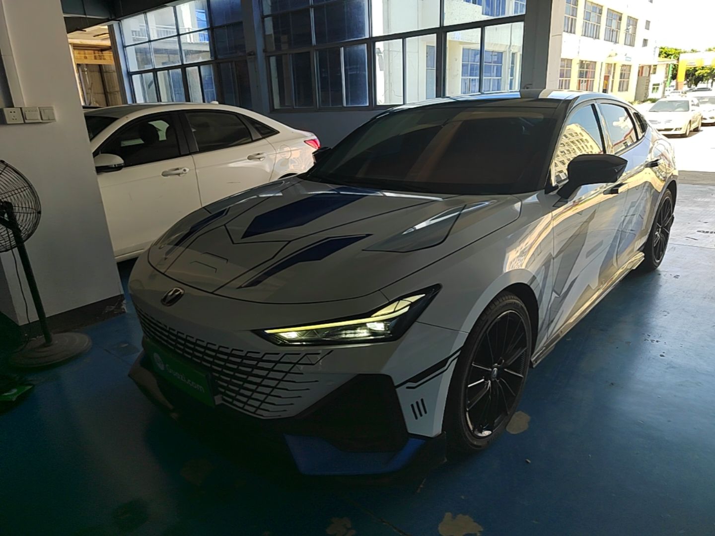 Под передней частью автомобиля