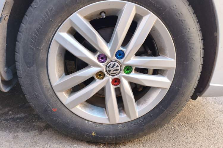 Used Volkswagen Jetta 2019 Dream Edition 1.4L Manual Fashion Version Right Front Wheel Hub