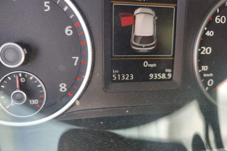 Used Volkswagen Tiguan 2015 1.8TSI Automatic All-Wheel-Drive Luxury Model Odometer Close Up