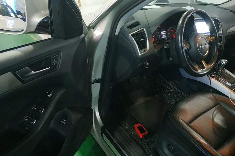 Used Audi Q5 2016 40 TFSI Trendy Edition Driver Seat