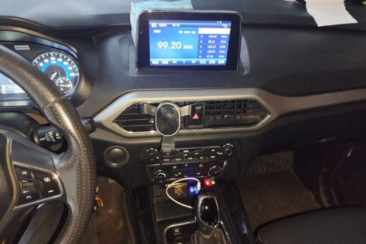 Used Dongfeng Fengon S560 2018 1.8L CVT Elite Model 7 Seats Audio And AC Panel