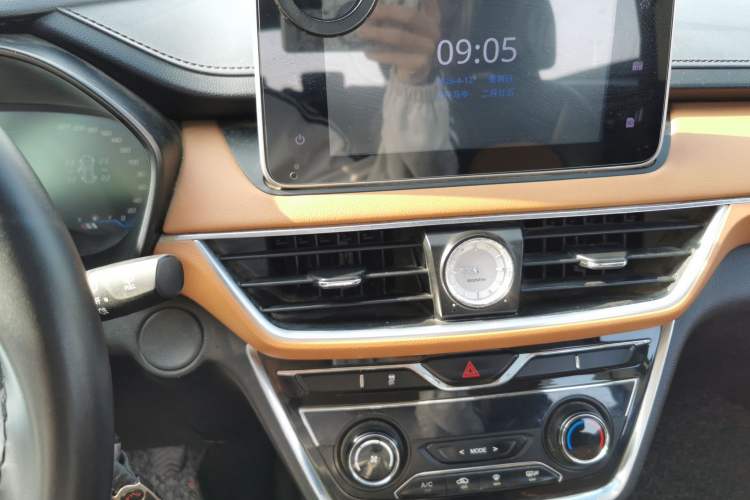 Used Wuling Hongguang S3 2018 1.5T Manual Luxury Model China V Standard Audio And AC Panel