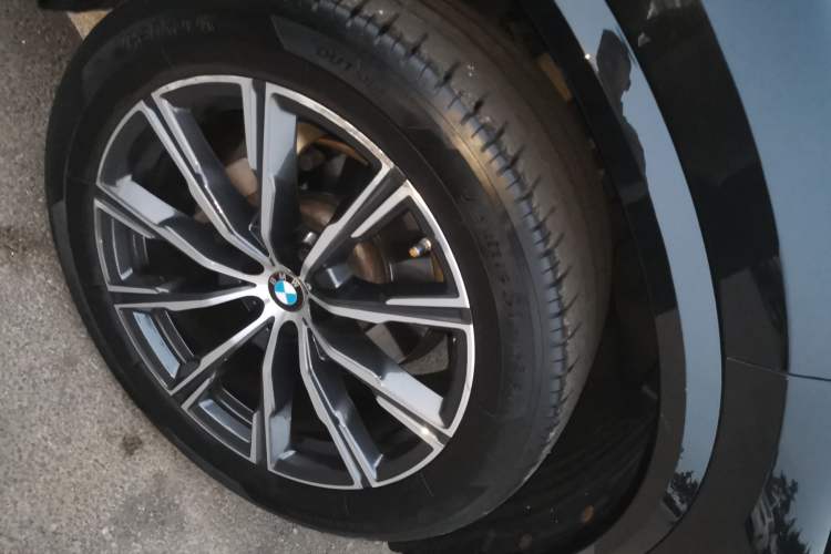 Used BMW X5 2022 Restyled xDrive 30Li Luxury Version M Sport Package Right Front Wheel Hub