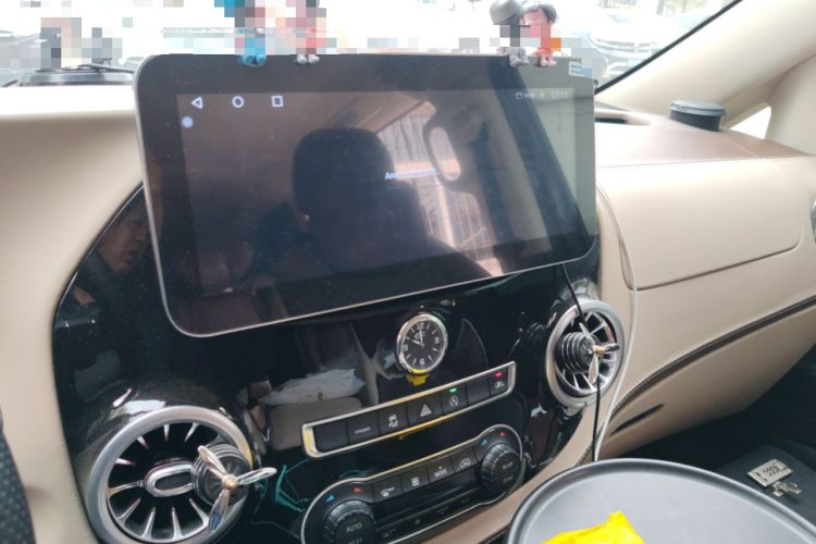 Used Mercedes-Benz Vito 2023 2.0T Elite Version 7 Seats Audio And AC Panel