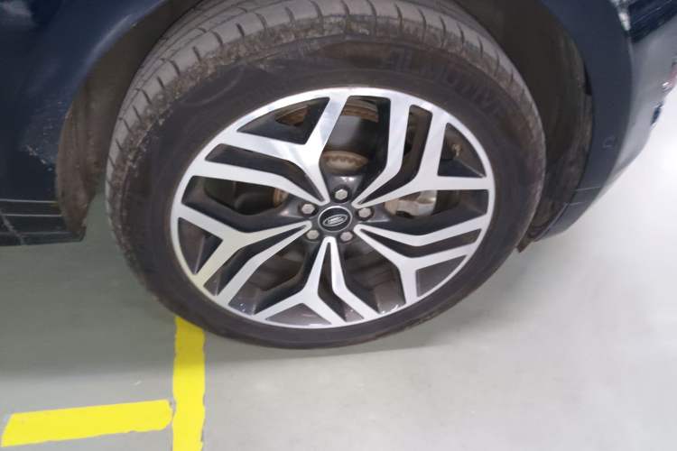 Used Land Rover Range Evoque 2020 249 PS R-DYNAMIC S Sport Edition Right Front Wheel Hub