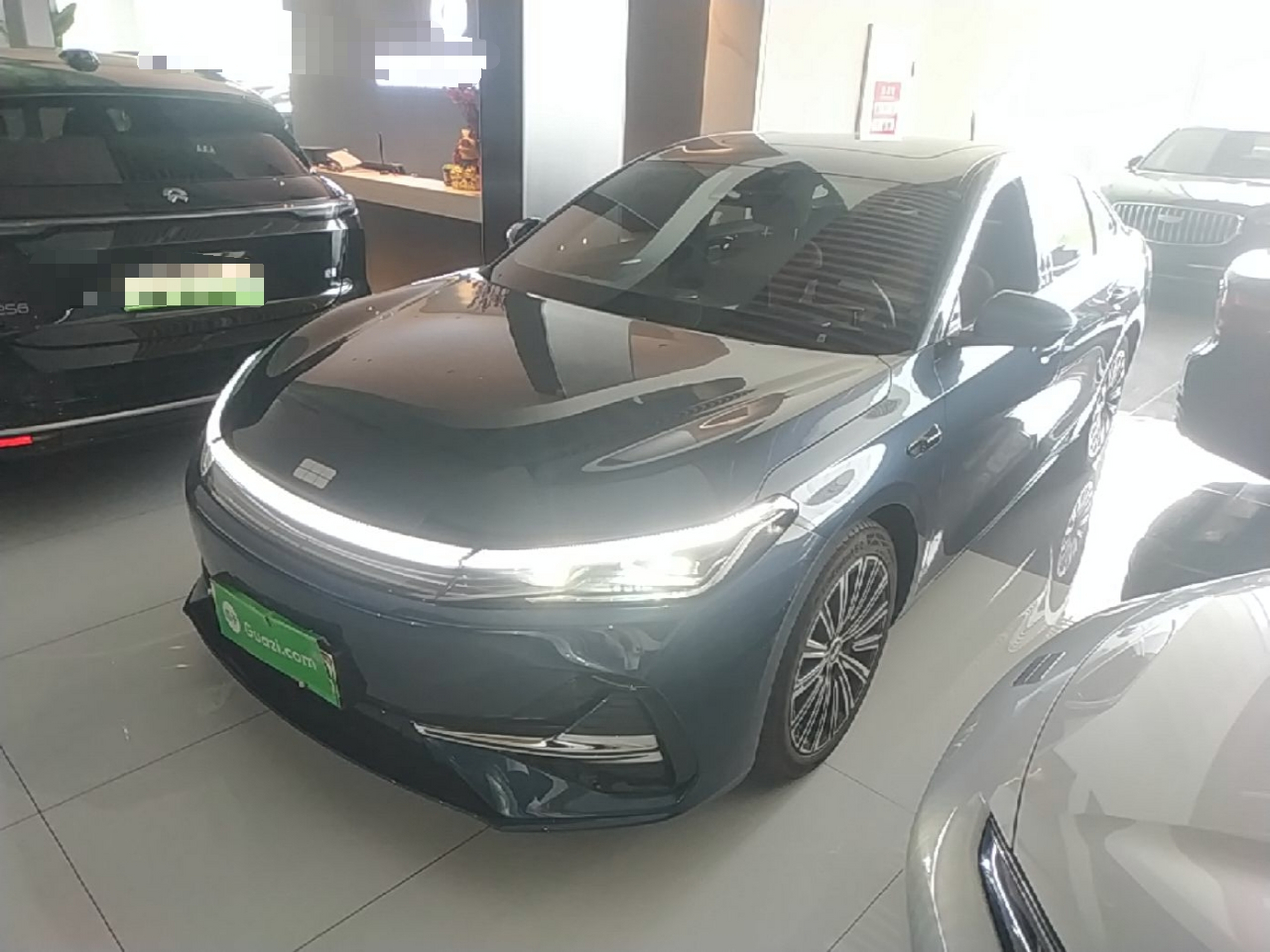 Unter der Vorderseite des Autos